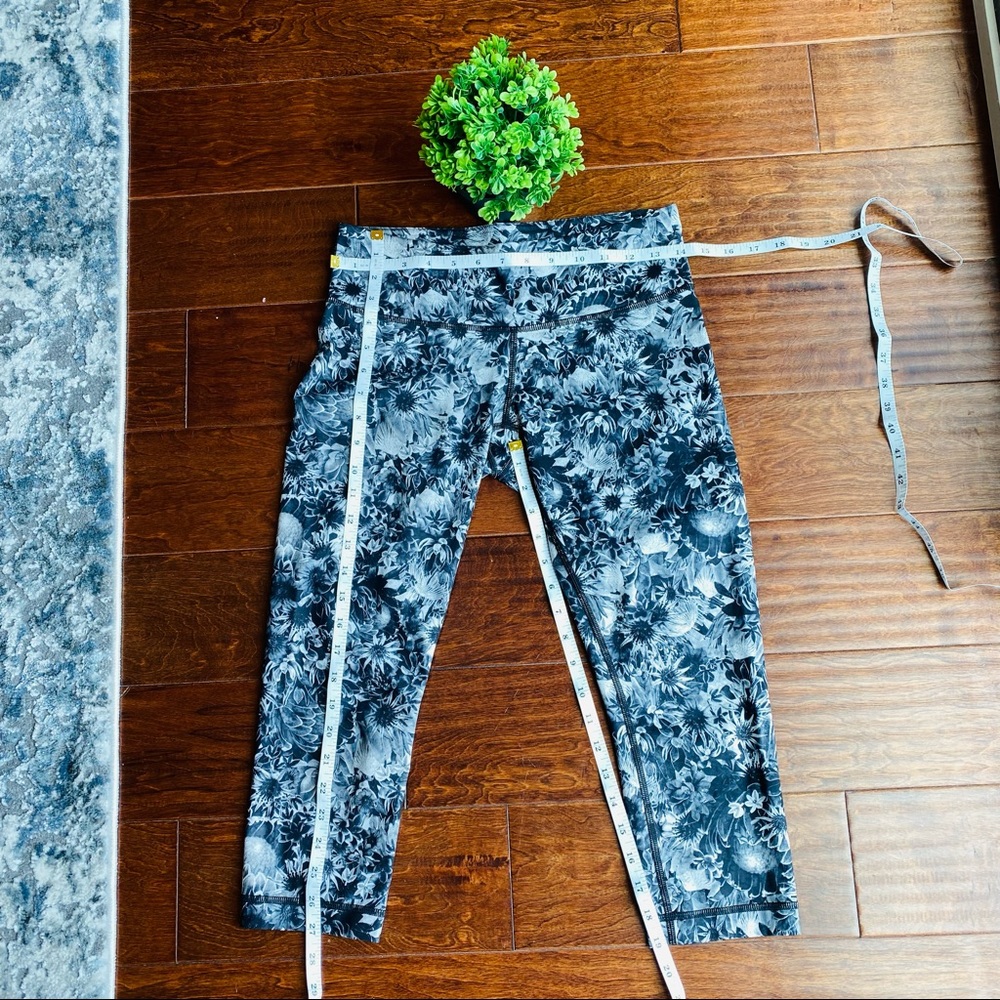 Lululemon floral print grey/black crop leggings